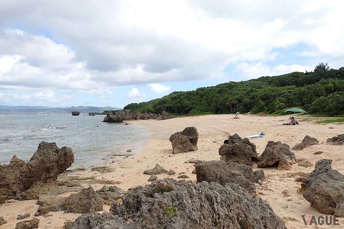 古宇利島の「ピース浜」。ビーチには売店などはないが、入口の有料駐車場でマリングッズのレンタル、シャワーの用意がある