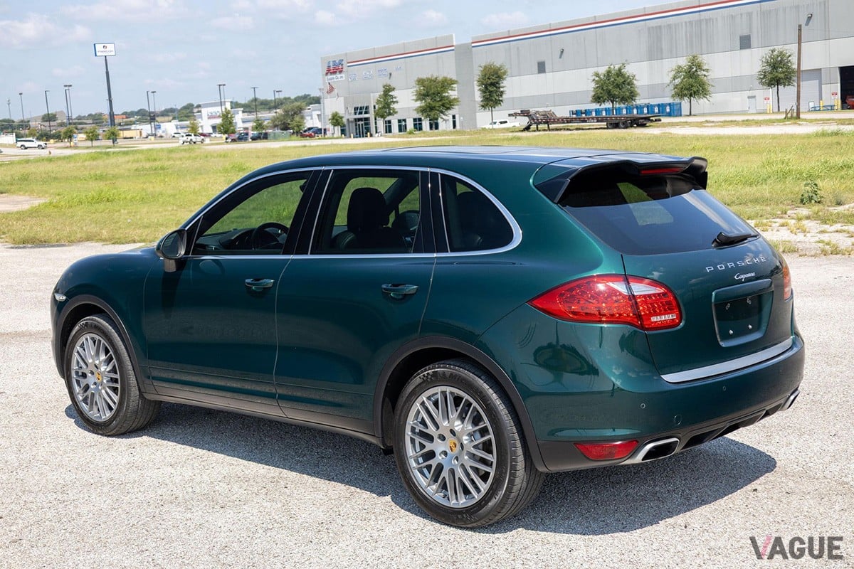 アメリカのオークションサイト「Cars & Bids」において12万5500ドルで落札された「カイエン」のMT仕様（C）Cars＆Bids