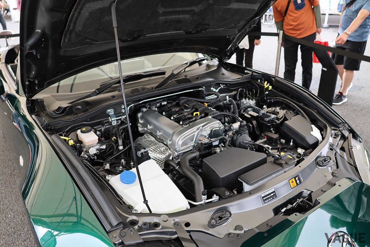 初代NA型の「Vスペシャル」をオマージュした濃いグリーンのボディカラーが映える限定車「ロードスター リバイバルグリーン」