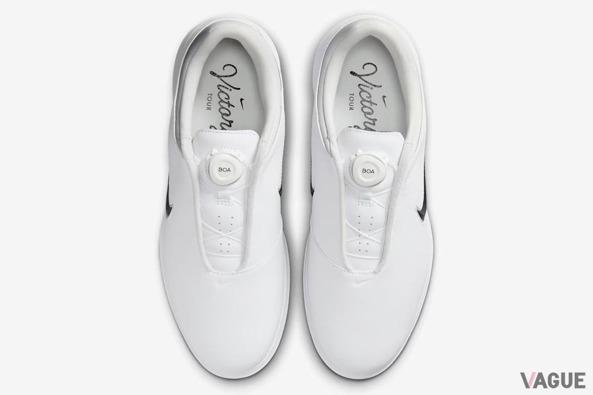 「ナイキ ビクトリー ツアー 4 BOA」に、ホワイトを基調とする上品でスタイリッシュな新色が登場