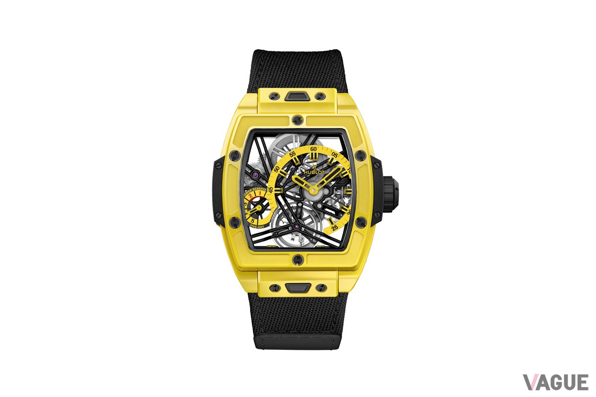 3時位置にオフセンター配置の時針と分針、6時位置にトゥールビヨン、8時位置にパワーリザーブインジケーターを配置（イエローマジック）