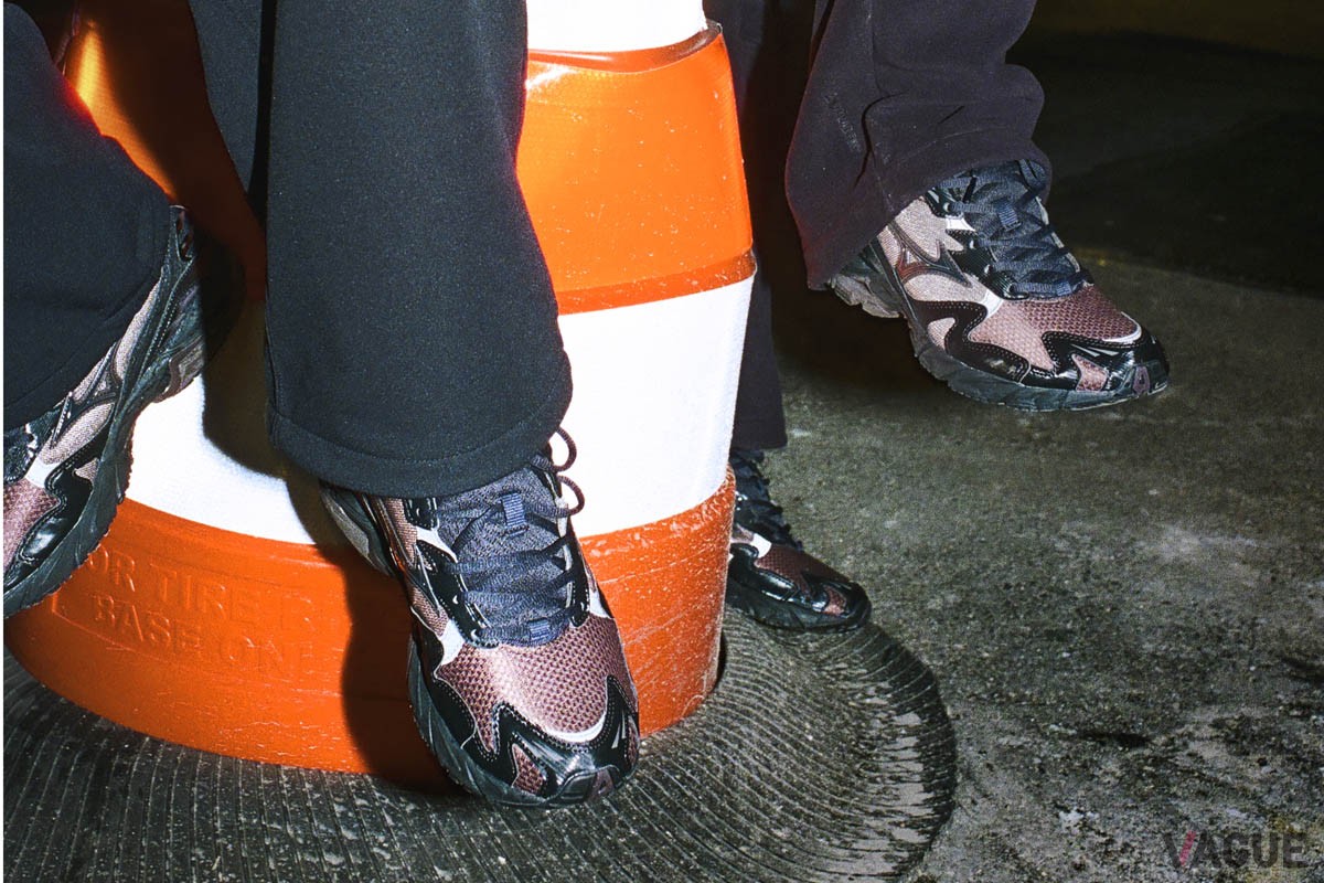 ダークトーンでまとめられたトーナルなカラーリングながら、アッパーはディテール毎に微配色、異素材使いとなっており複雑に構成