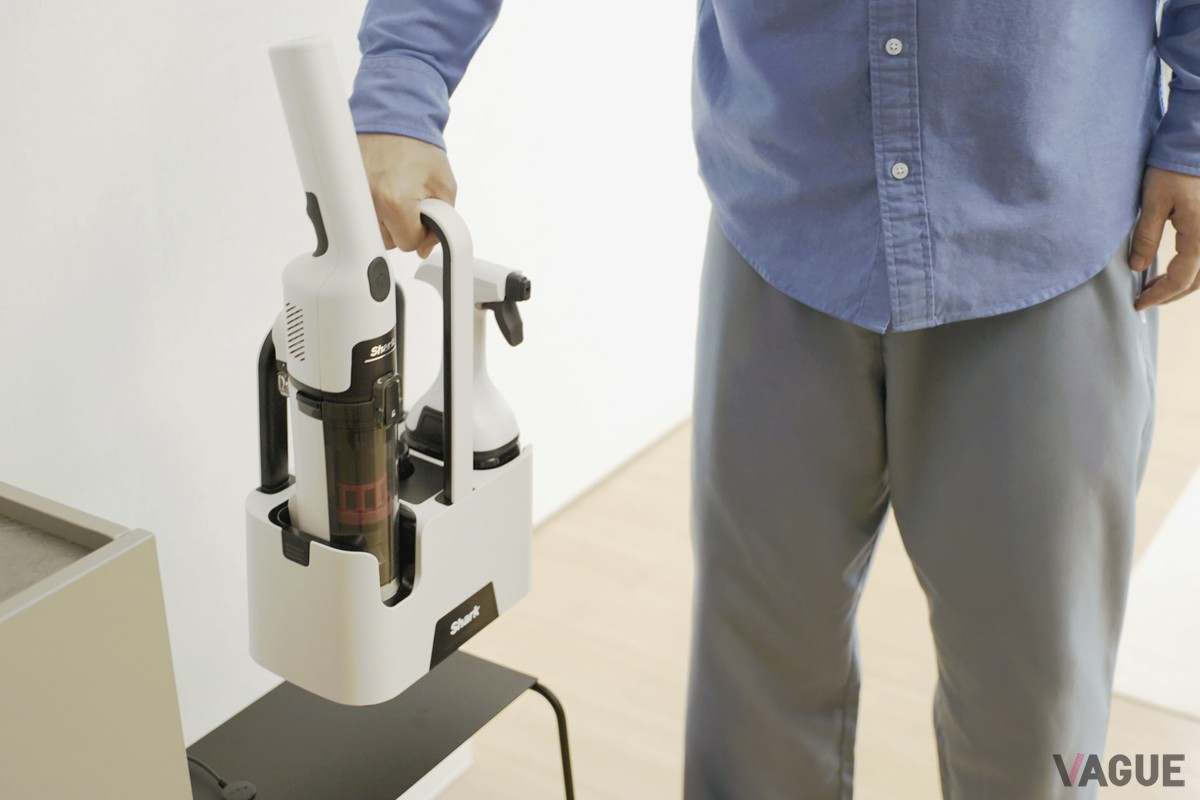 ハンディクリーナーと専用洗剤のスプレーボトルをまとめて収納できる