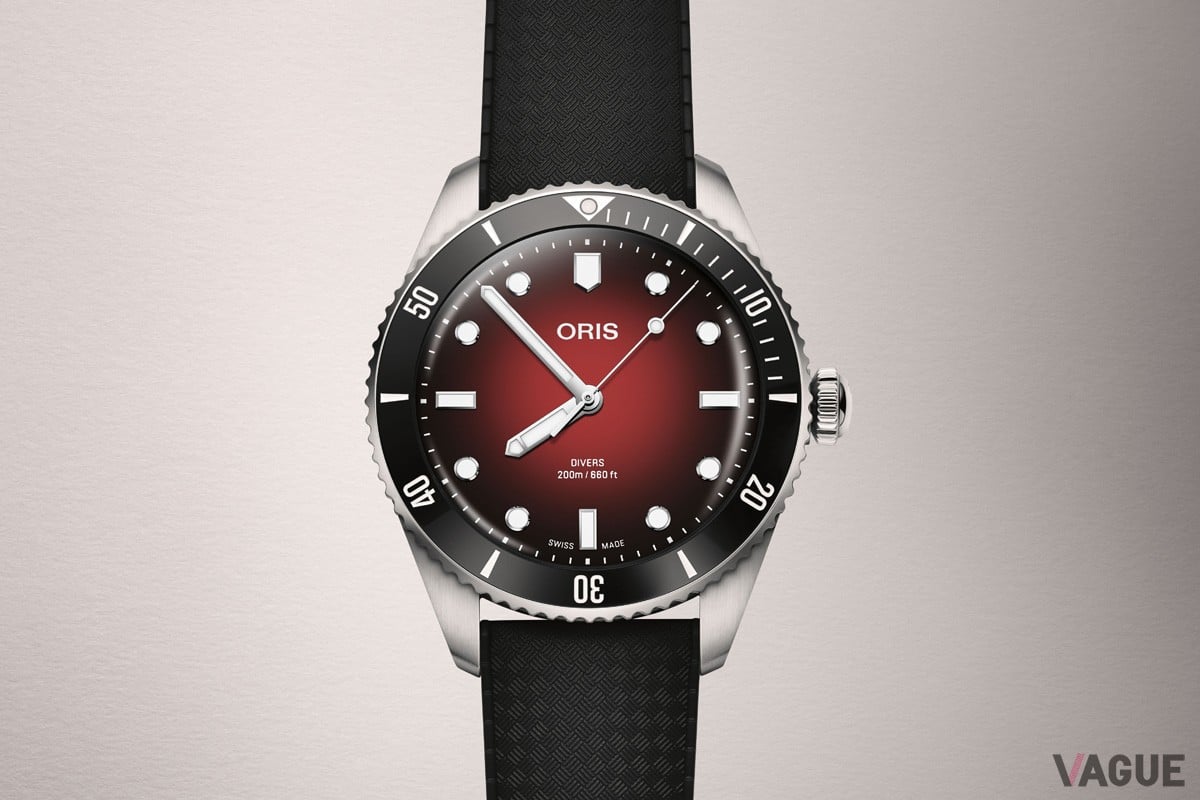 深紅という言葉がピッタリなグラデーションレッドのダイヤル