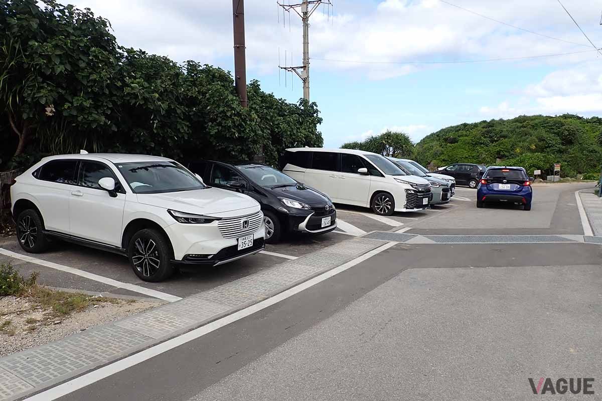 「トケイ浜」「ピース浜」手前の無料駐車場は7台が駐車可能。満車のときは向かいの有料駐車場を利用する