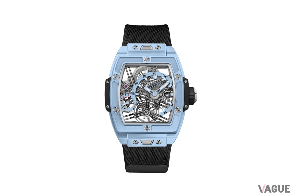 トゥールビヨンとしては最長の、約5日間という驚異的なパワーリザーブを実現（スカイブルーセラミック）