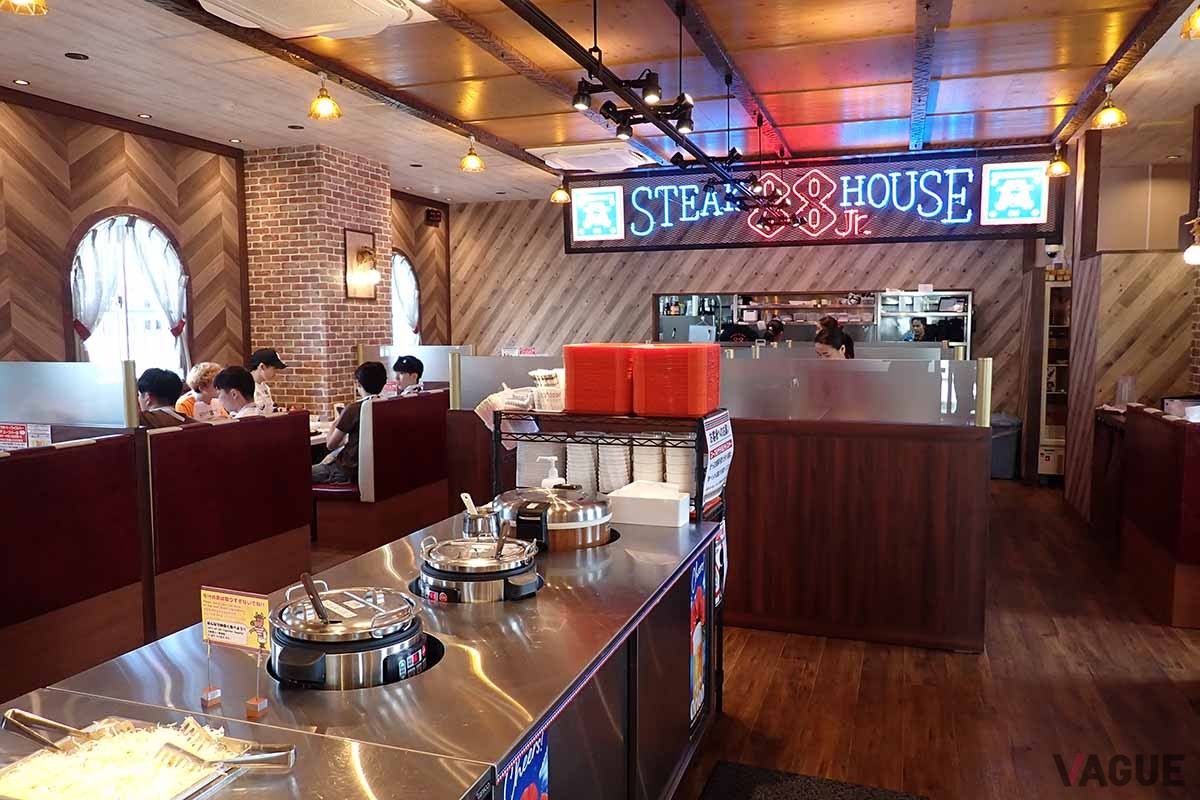 「ステーキハウス88Jr.」名護店の広々とした店内。左手のカウンターにある「サラダ」「スープ」「ライス」はおかわり自由