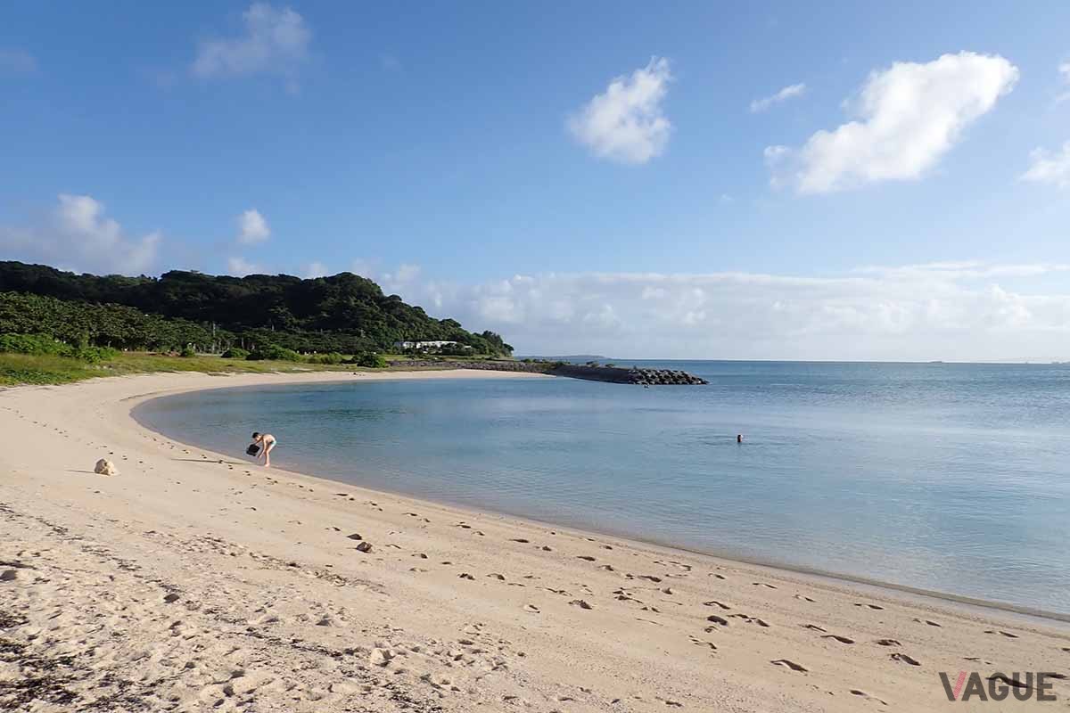 浜比嘉島の「浜比嘉ビーチ」は、人工の突堤に囲まれた入り江。水深は浅く、波も穏やか