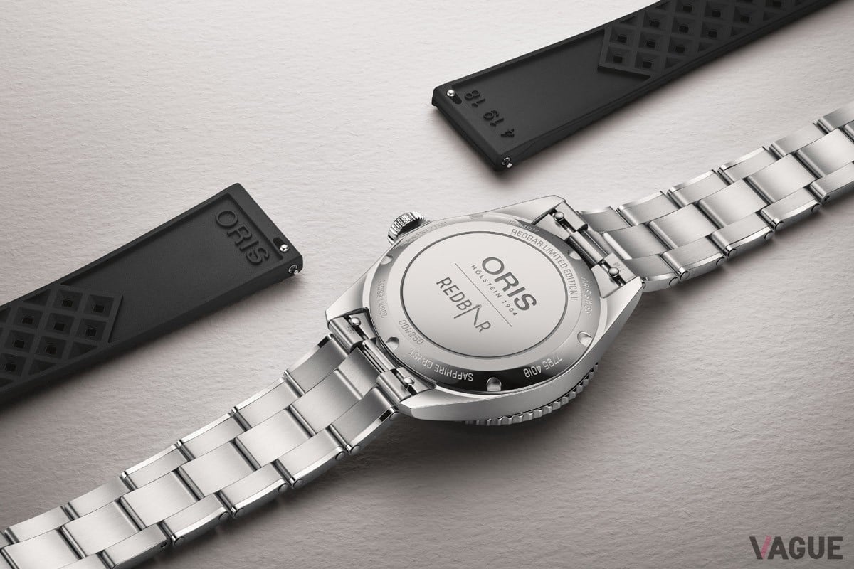 クイックチェンジ機能により簡単に変更が可能な、ブラックラバーストラップとメタルブレスレットを付属