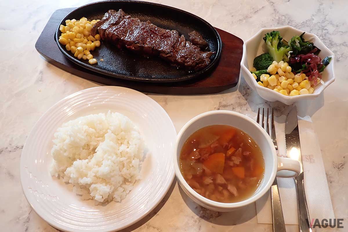 「ステーキハウス88Jr.」の主力メニュー「Jr.ステーキ」。名護店では150g〜400gまで、4つのサイズを用意する