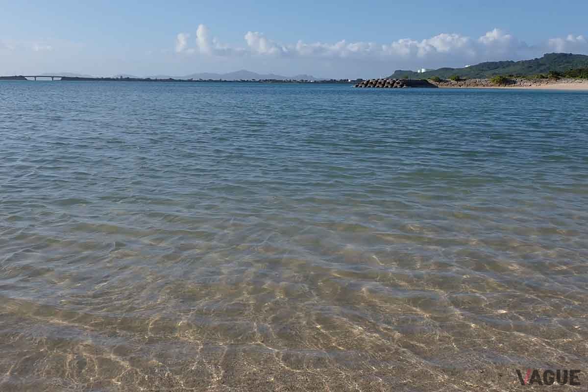 「浜比嘉ビーチ」の透明度は、内海にあることを考えると、比較的高め。向こうに見えるのは「海中道路」