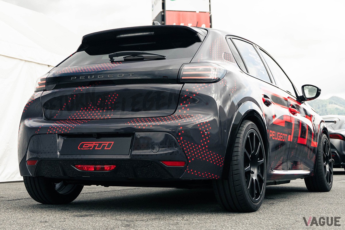 開発中のプジョー「E-208GTi」