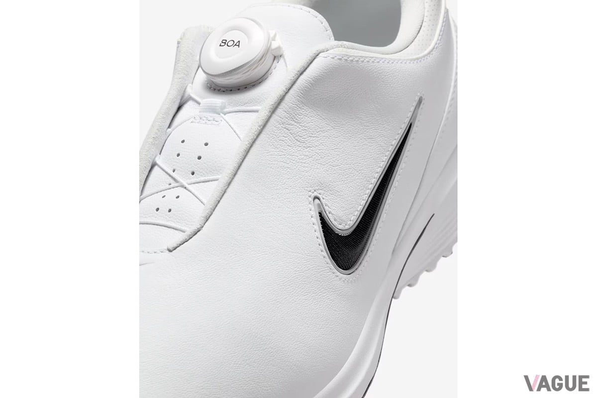 「ナイキ ビクトリー ツアー 4 BOA」に、ホワイトを基調とする上品でスタイリッシュな新色が登場