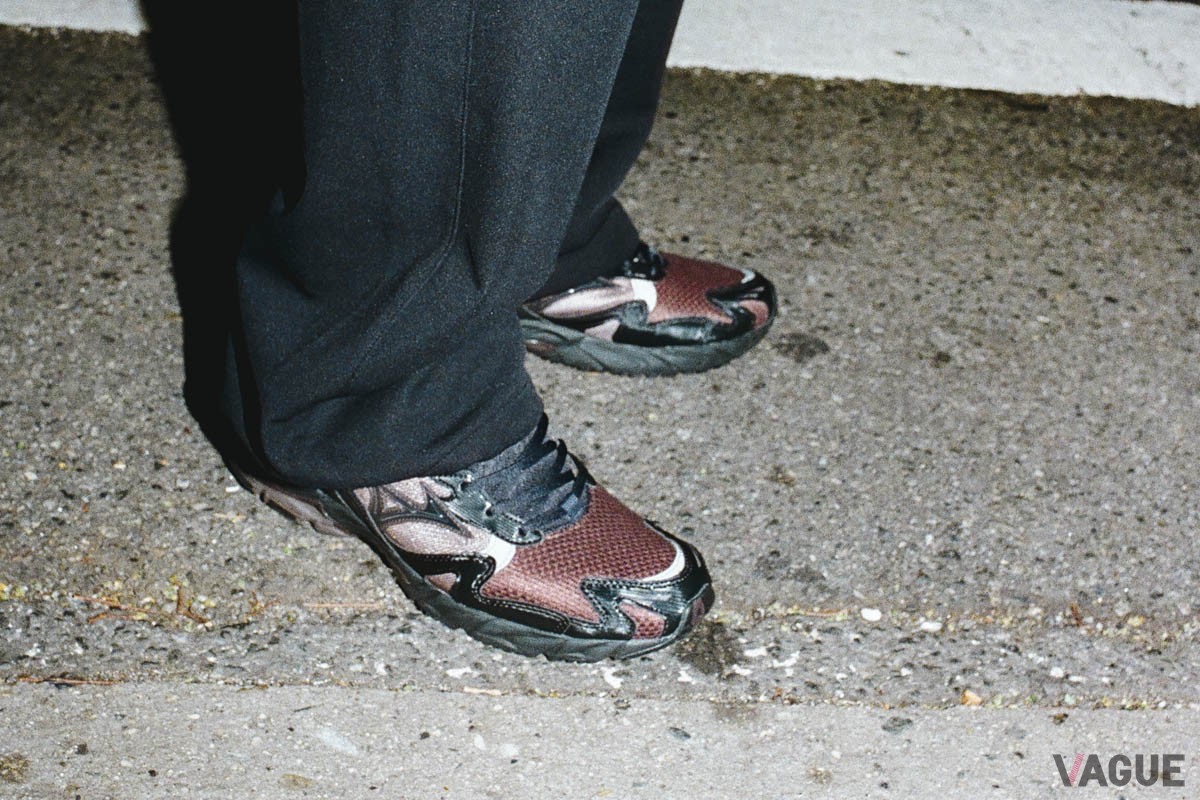 ヒールにはアスファルトに滲んだオイルの反射の如く、七色に変化するリフレクターを搭載