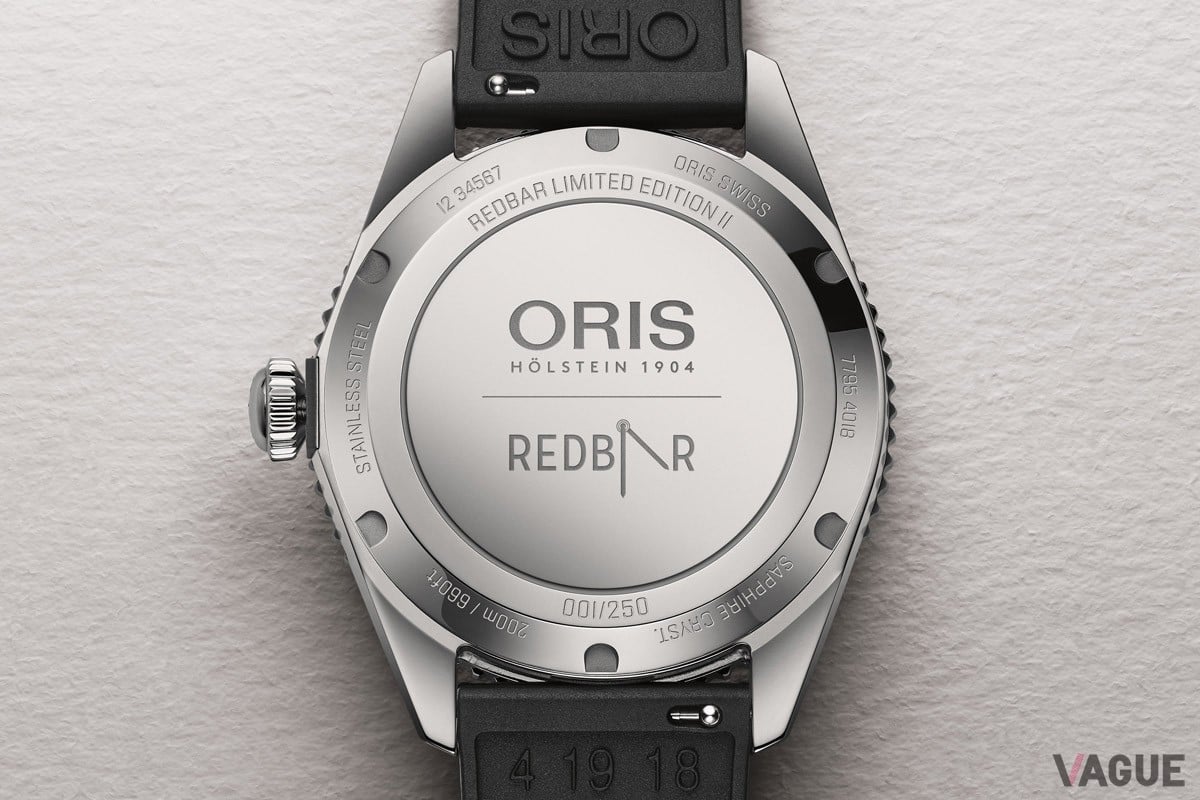 ケースバックにはオリスとレッドバーのロゴに加え、限定モデルであることを証明するシリアルナンバーが刻印