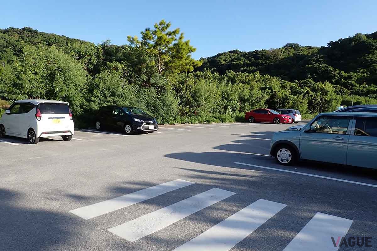 「浜比嘉ビーチ」の無料駐車場。50台ほどが駐車可能。駐車場から遠い北側のビーチのほうが、人は少ない