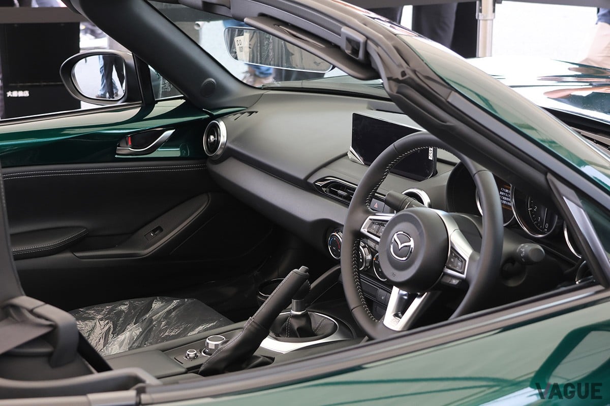 初代NA型の「Vスペシャル」をオマージュした濃いグリーンのボディカラーが映える限定車「ロードスター リバイバルグリーン」
