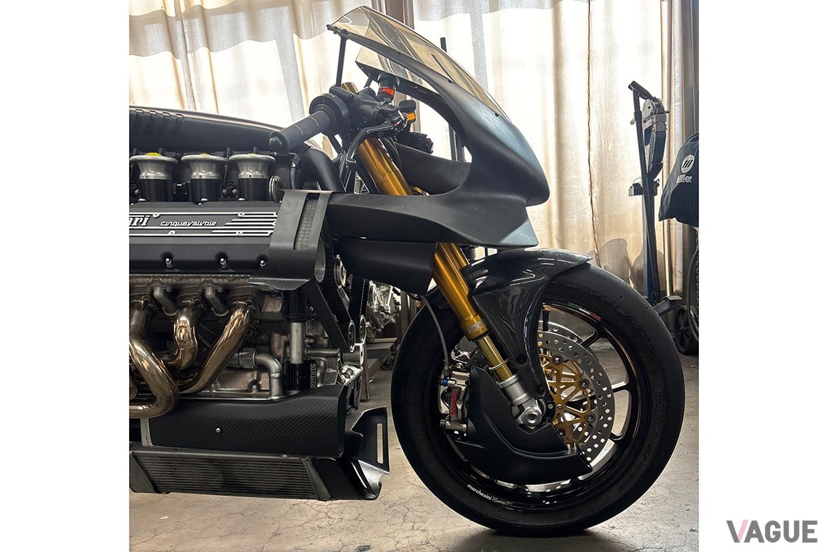 フェラーリ「F355」のV8エンジンを搭載したワンオフのカスタムバイク「HF355」（C）Facebook『Hazan Motorworks』