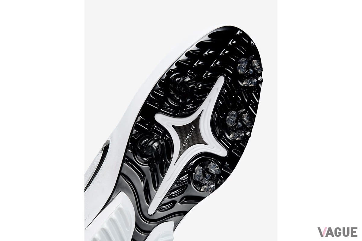 「ナイキ ビクトリー ツアー 4 BOA」に、ホワイトを基調とする上品でスタイリッシュな新色が登場