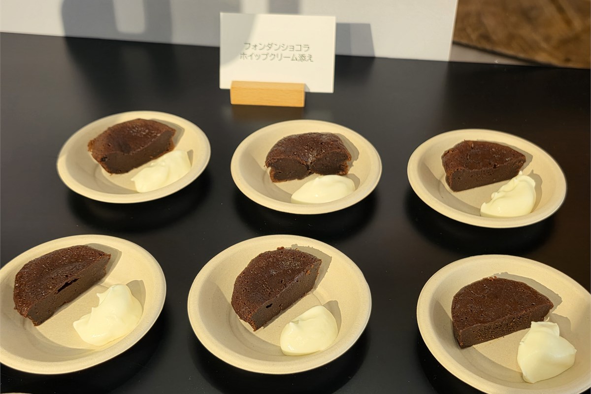 会場で提供されたチョコレート系デザートの試食。シロカは新型でホイップやチーズケーキの生地作りなども提案している。スープ専用の道具ではなく、休日のお菓子作りにも出番を広げるという方向性が伝わる。