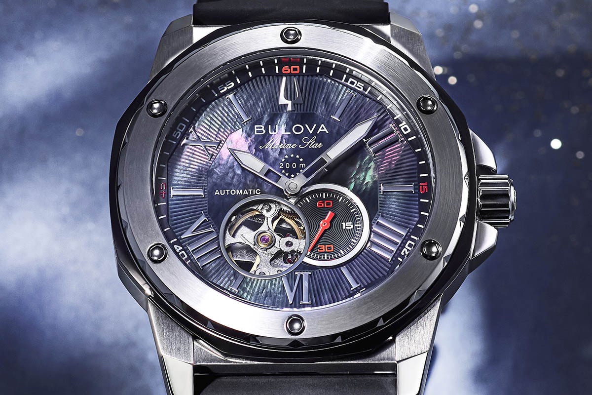 力強く男性的なシルエットにマザー・オブ・パールの神秘的な輝きが美しく映える。「マリンスター」150周年記念日本限定モデル（品番：98A332、8万2500円 消費税込み）