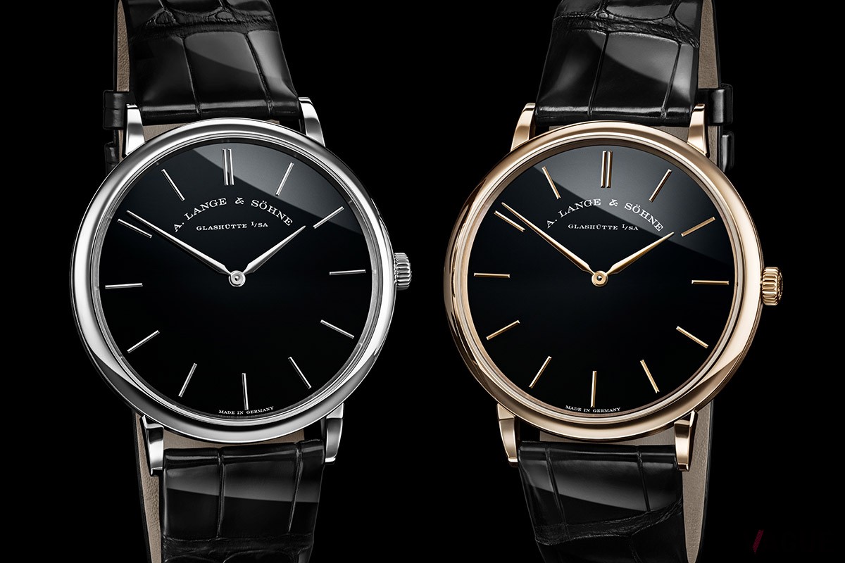 「A.ランゲ＆ゾーネ　サクソニア・フラッハ」左より プラチナ 950（品番：211.062）、ハニーゴールド750（品番：211.052）