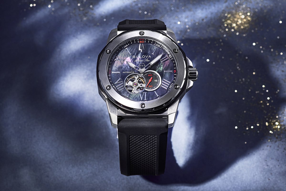 力強く男性的なシルエットにマザー・オブ・パールの神秘的な輝きが美しく映える。「マリンスター 」150周年記念日本限定モデル（品番：98A332、8万2500円 消費税込み）