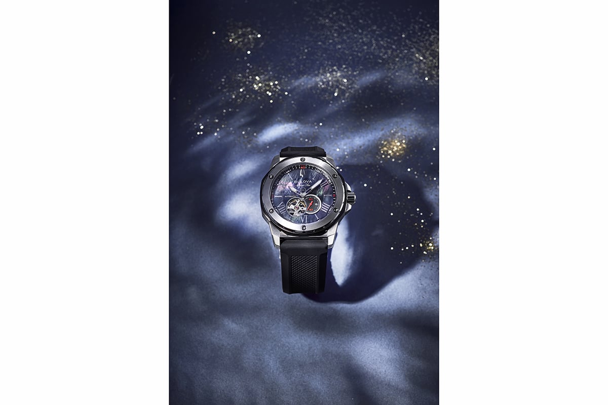 力強く男性的なシルエットにマザー・オブ・パールの神秘的な輝きが美しく映える。「マリンスター 」150周年記念日本限定モデル（品番：98A332、8万2500円 消費税込み）