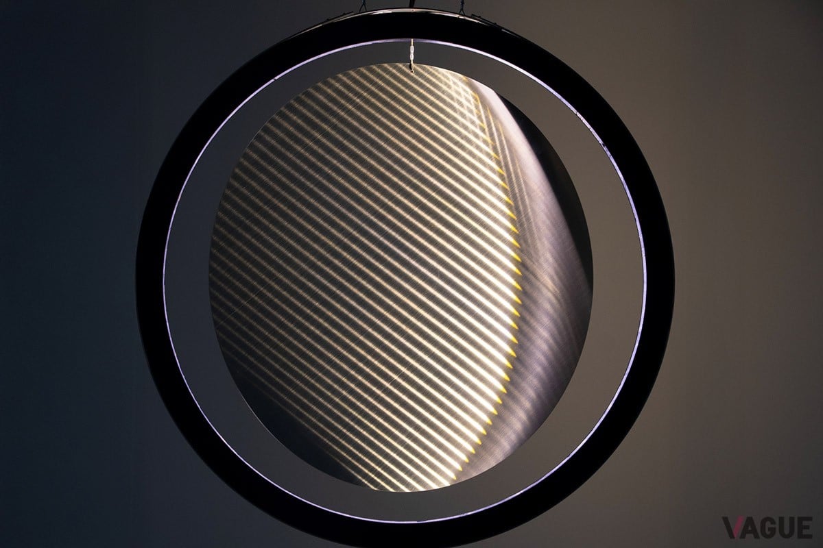 小松 宏誠『月のモビール／Moon』。1分間に1回転、ゆっくりとしたスピードで回転する円盤に光が映り、月のように満ち欠けを繰り返す