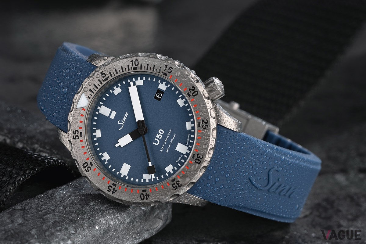 ロングセラー「U1」でも人気を集めるマットブルーダイヤルがよりハイスペックな「U50」に登場。日常使いしやすい軽やかなトーンは広く人気を集めそうだ