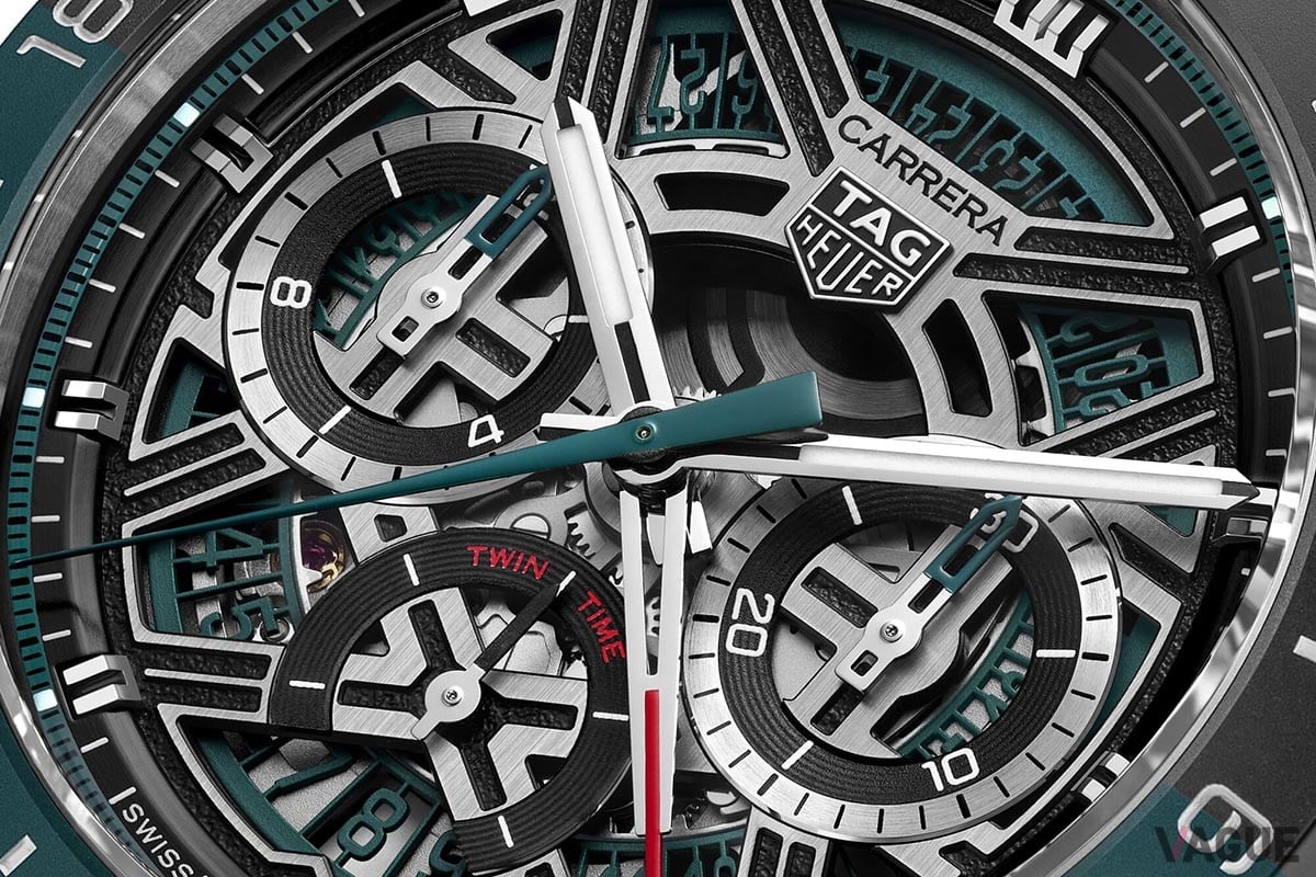 時分針とセンター針の他にもうひとつ、24時間表示でローカルタイムを知らせるGMT針を搭載。差し色に添えたレッドが全体をきりっと引き締める