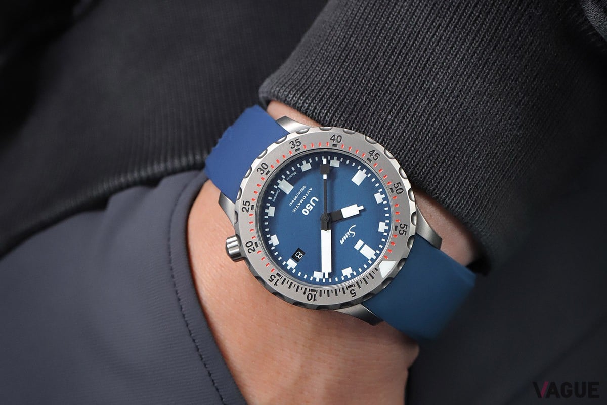 4時位置にセットされたリューズはジンのダイバーズウォッチのアイコンのひとつ。手首の動きを妨げることなく快適に装着できるようにとの配慮によるものだ