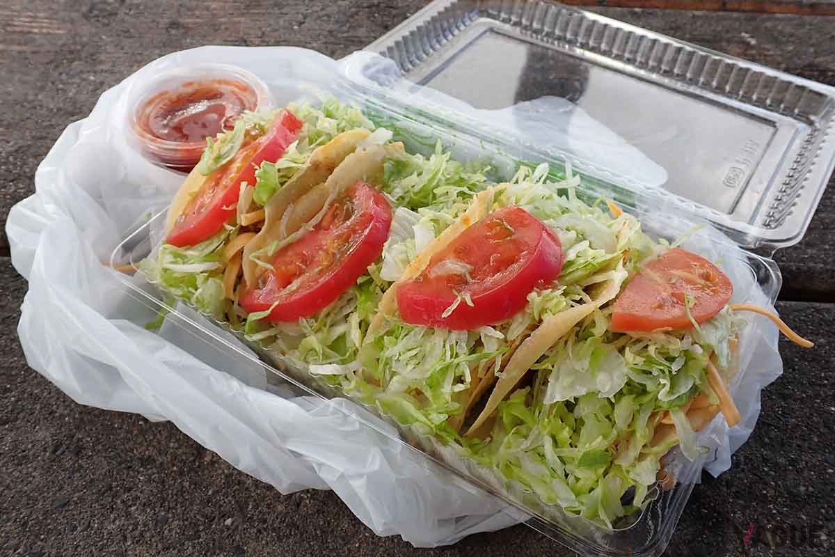 「キングタコス」の「タコス4PC」。ご覧のように具材があふれんばかり。ソースをたっぷりかけていただくのがおすすめ