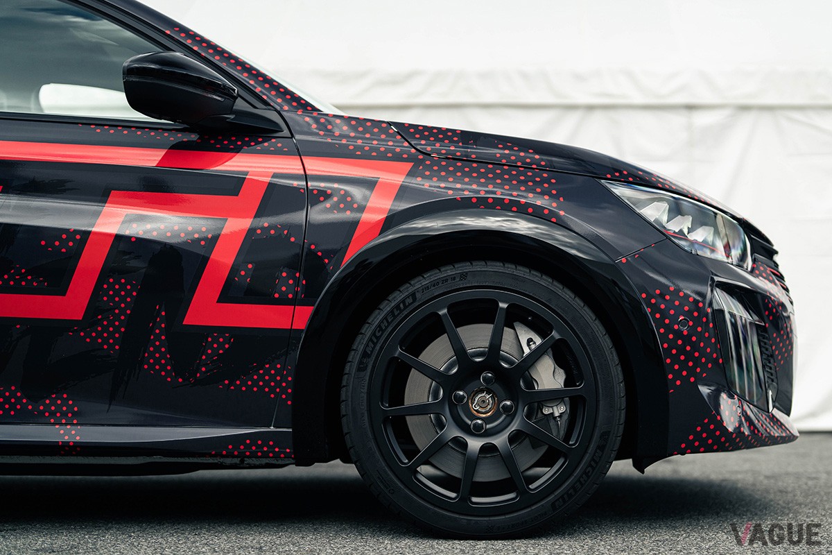 開発中のプジョー「E-208GTi」