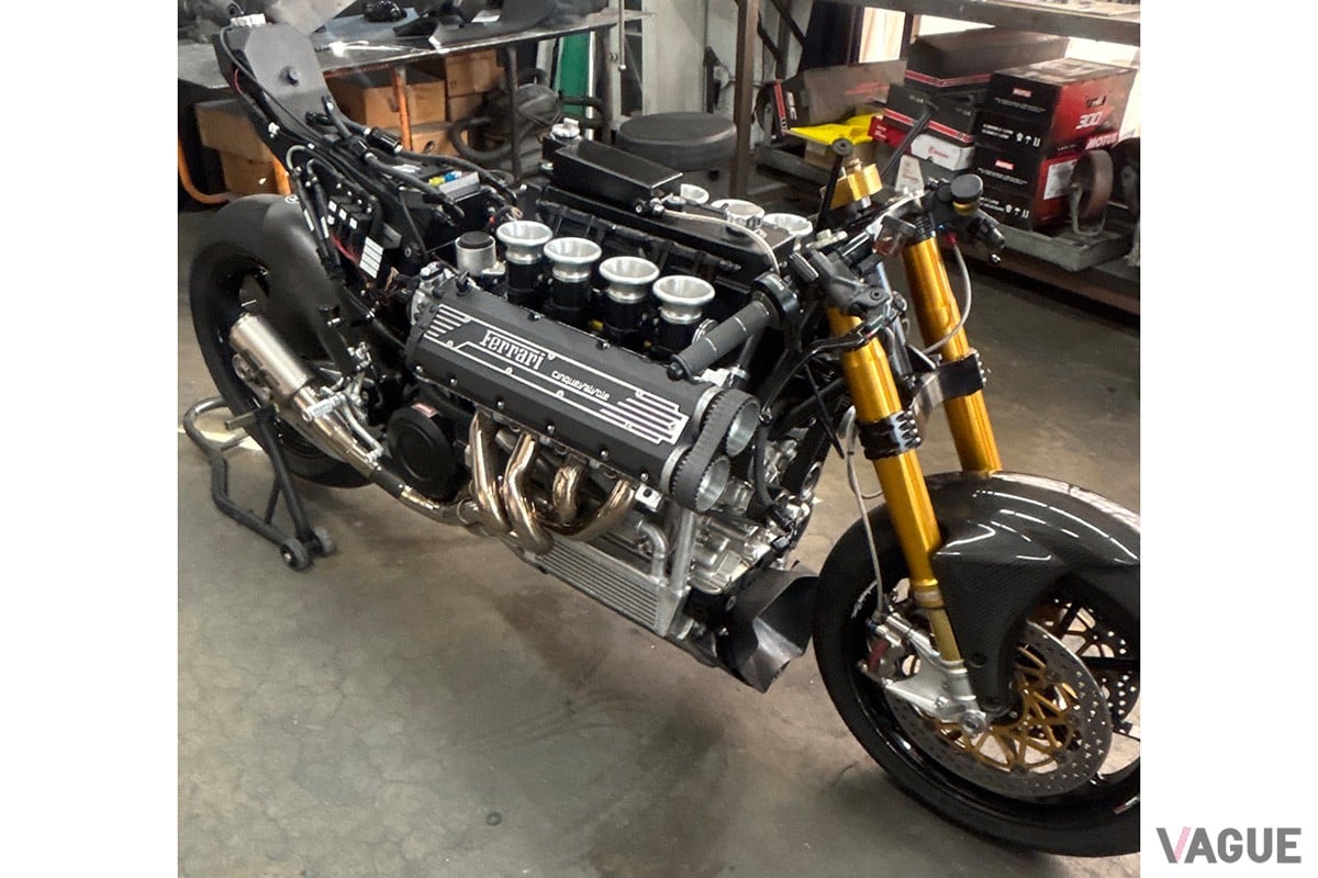フェラーリ「F355」のV8エンジンを搭載したワンオフのカスタムバイク「HF355」（C）Instagram『maxwellhazan』