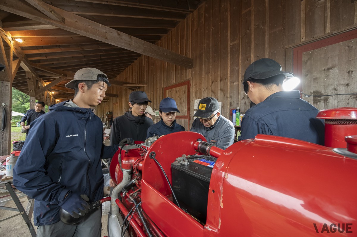 「LEARN with Porsche」の「ものづくり」プログラム。2025年は、トラクターのエンジンと電装系を修理し、さらに切り出した木を運ぶトレーラーを製作