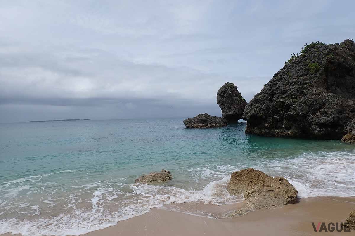 浜比嘉島の「クバクマの浜」は、製塩所の営業時間のみアクセスできる“幻のビーチ”。製塩に使う海水もここからくみ上げる