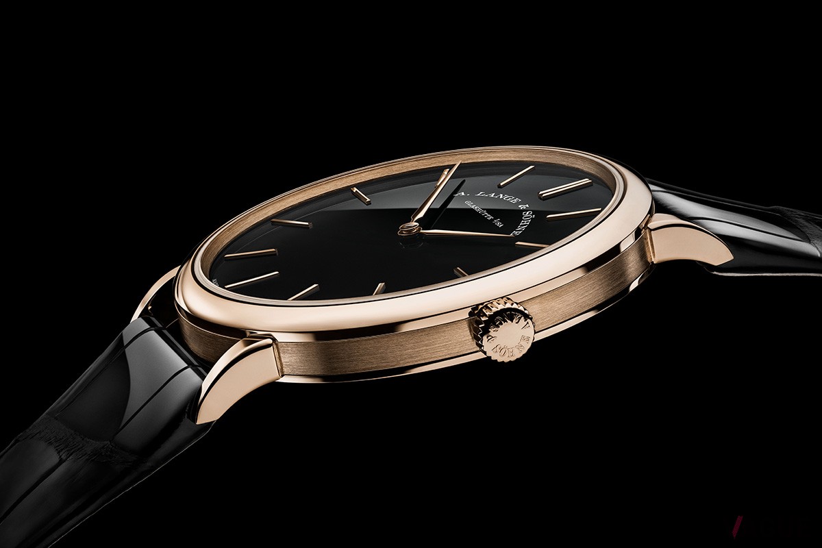 細部まで隙なく磨き抜かれたケースはため息が漏れるほどの美しさ。オニキスのしっとりとした輝きがあたたかみのあるゴールドの色調を際立たせる