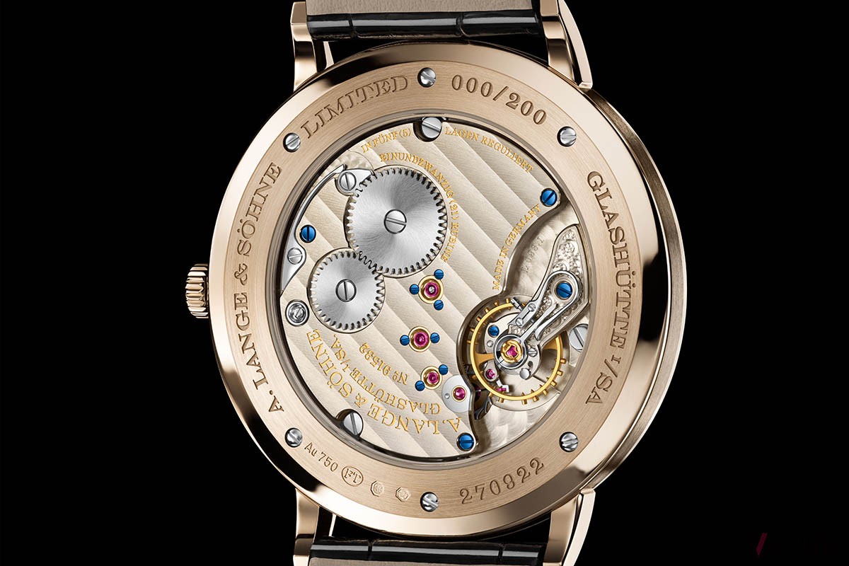 ハニーゴールドモデルではムーブメントとケースバックの色調が美しく調和。静謐なブラックダイヤルに華やかなケースバックという逆説的な意匠もユニークだ