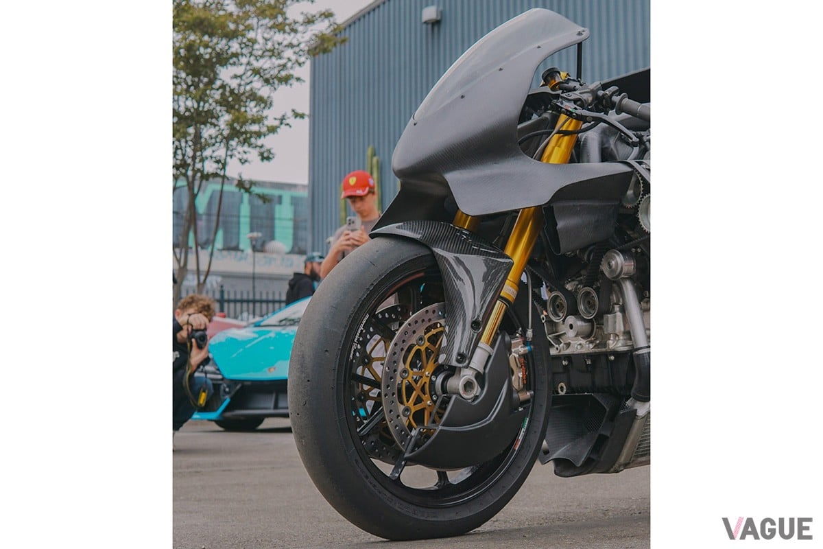 フェラーリ「F355」のV8エンジンを搭載したワンオフのカスタムバイク「HF355」（C）Hazan Motorworks