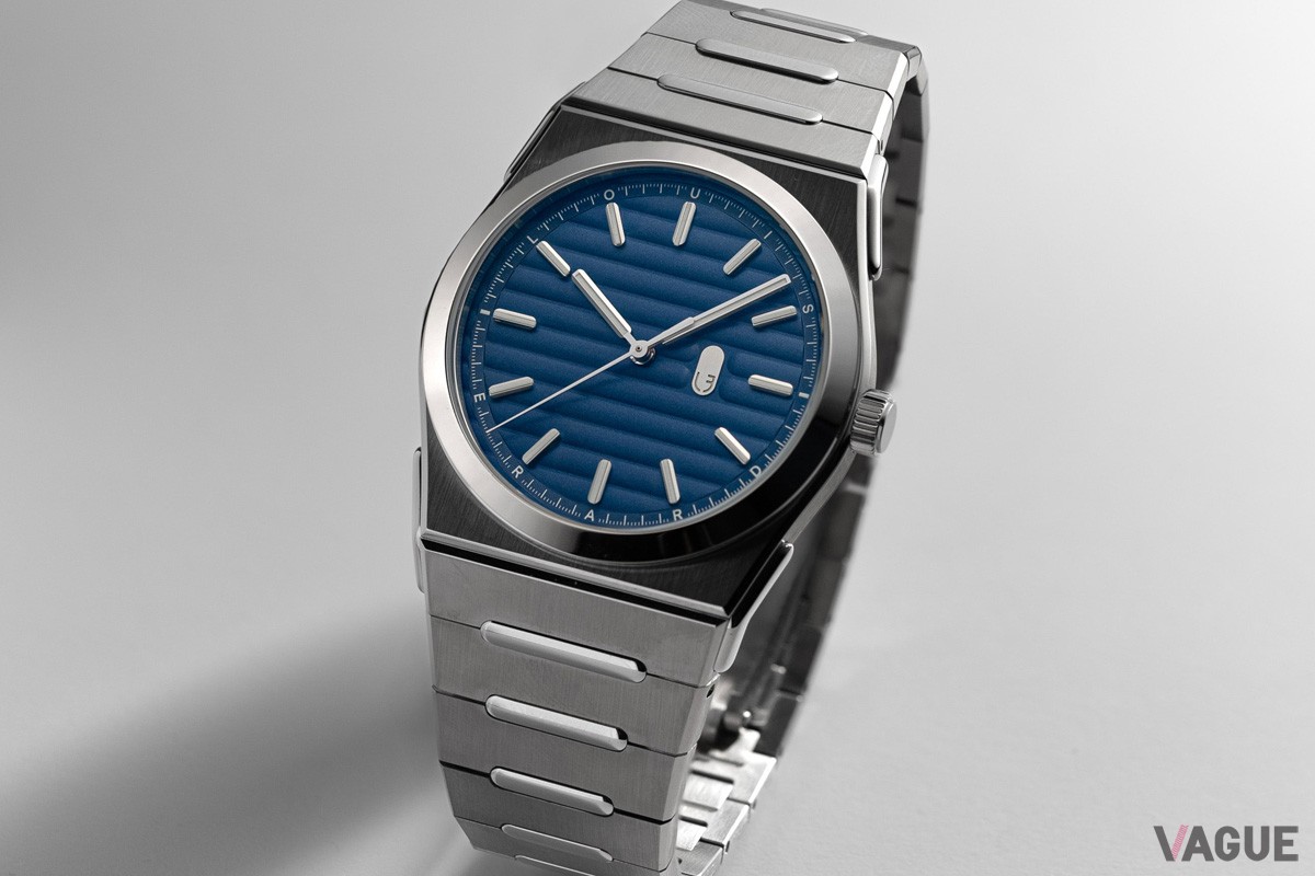 ブレスレットはブラッシュ仕上げのチタン製アウターリンクと、ポリッシュ仕上げのステンレススチール製センターリンクを採用