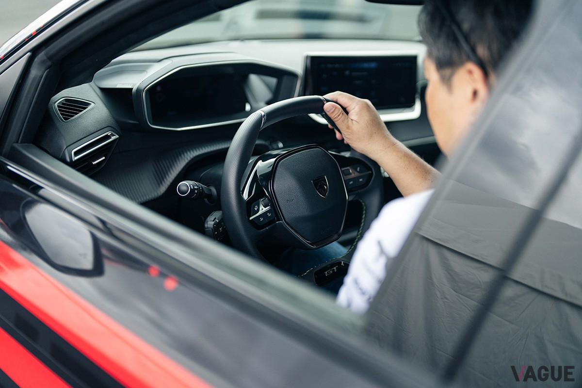 開発中のプジョー「E-208GTi」