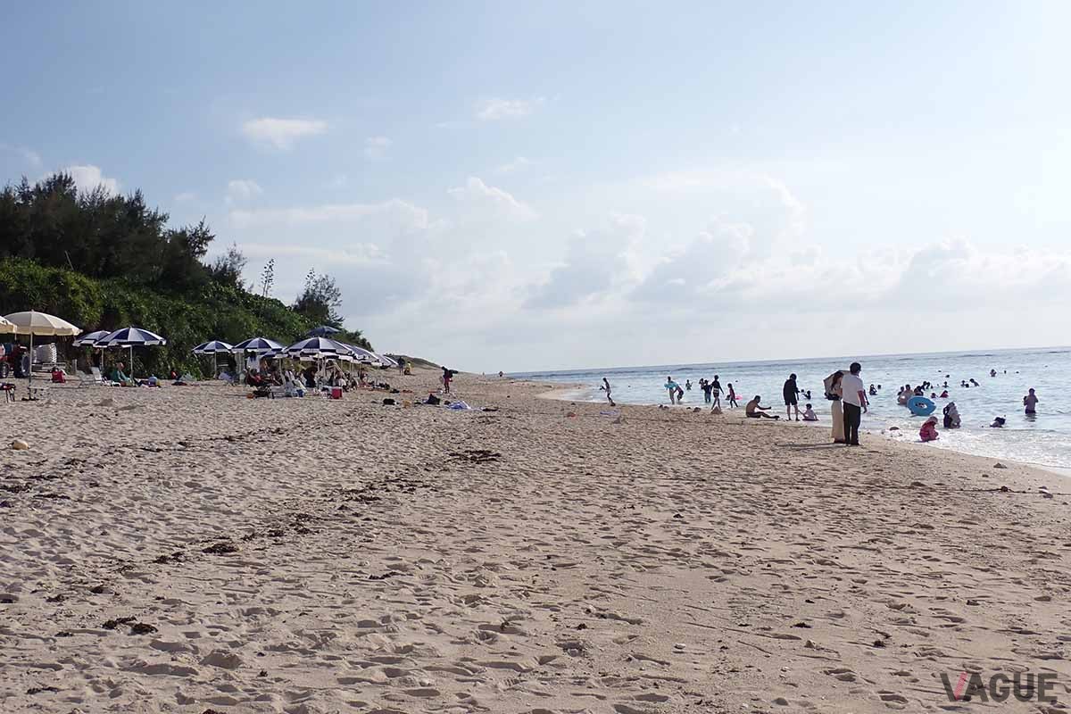 夕暮れが近い「瀬底ビーチ」。東シナ海に沈む夕日を眺めるために訪れる人も多い