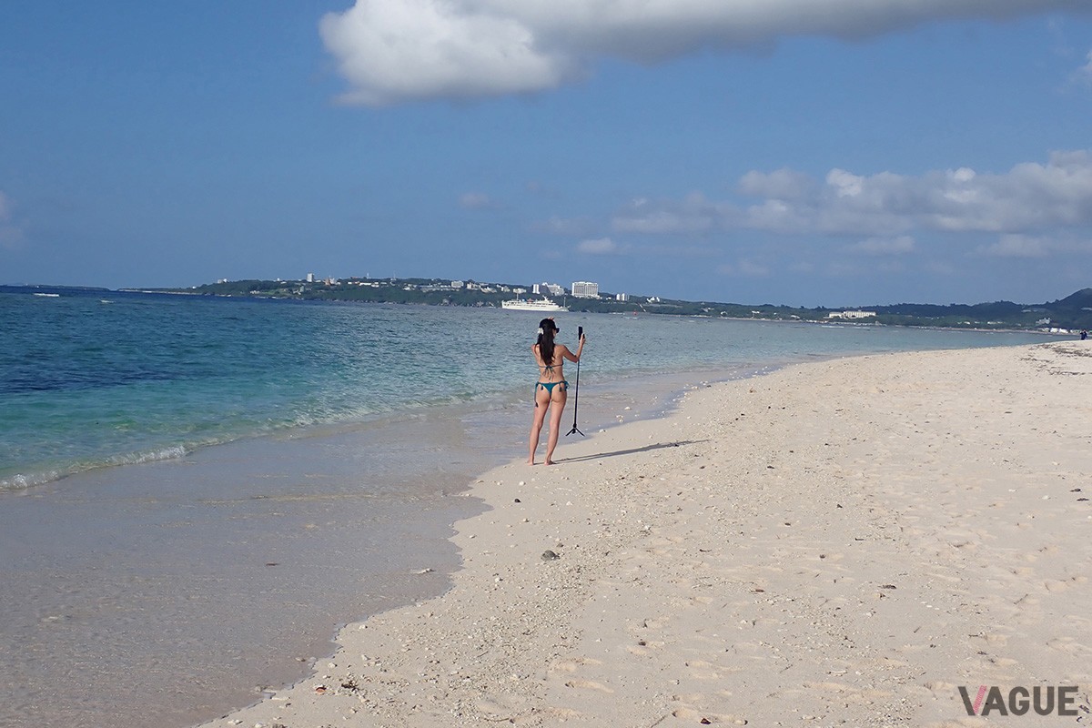 「瀬底ビーチ」の北側は人が少なめ。向こうに見える陸地は,本部半島の先端、「沖縄美ら海水族館」のあるあたり