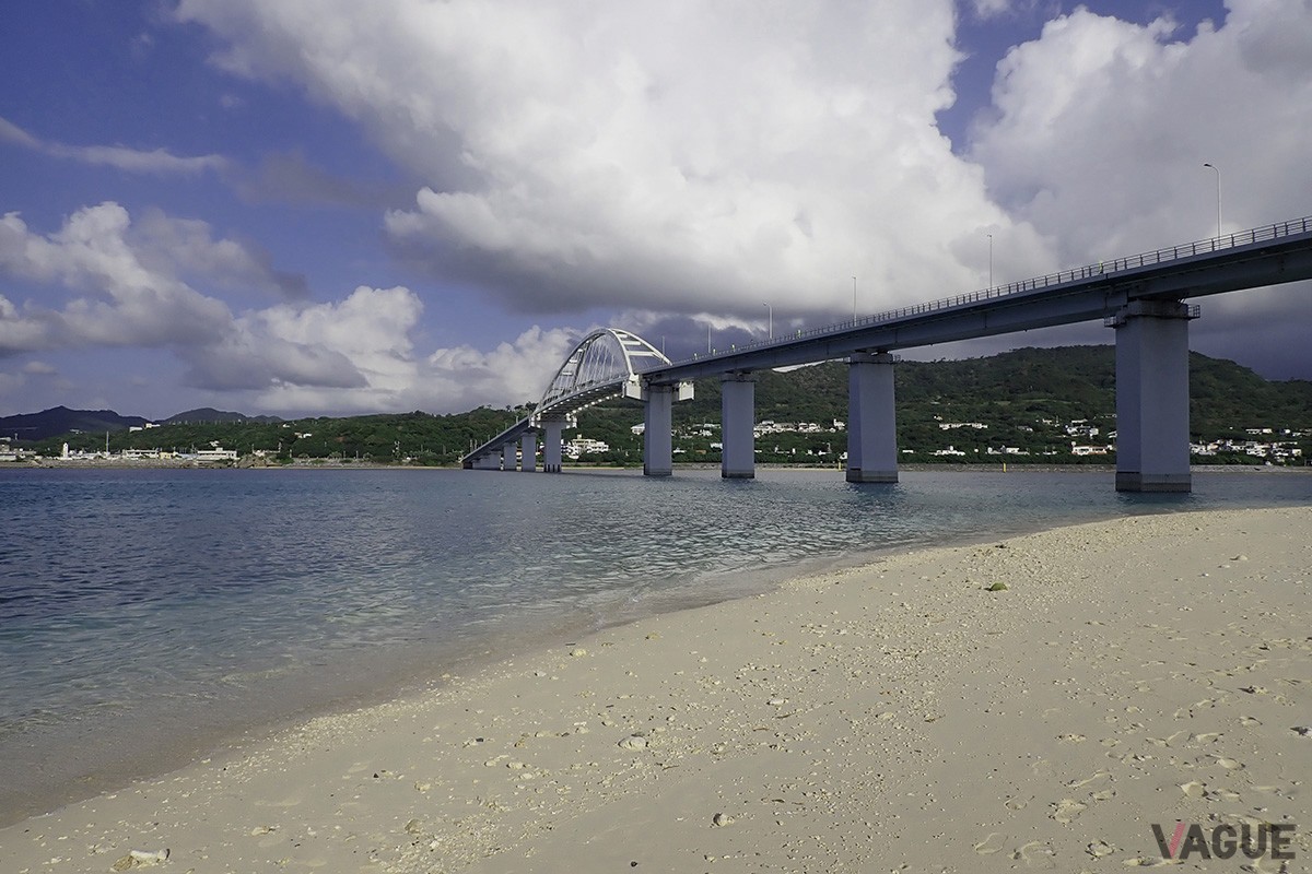 「アンチ浜」から見る「瀬底大橋」。橋の下は本部港を出入りする船の航路になっている