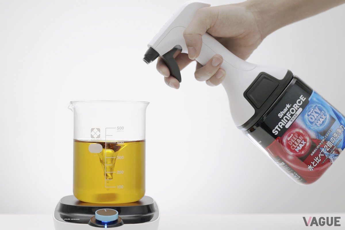 水にうがい薬を入れた液体にスプレーを噴射した実験1