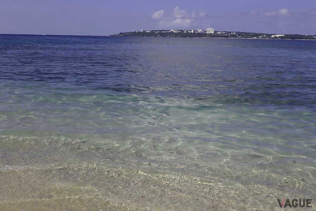 「アンチ浜」は、瀬底島と沖縄本島に挟まれた水道を潮が流れていくため、海水の透明度は非常に高い