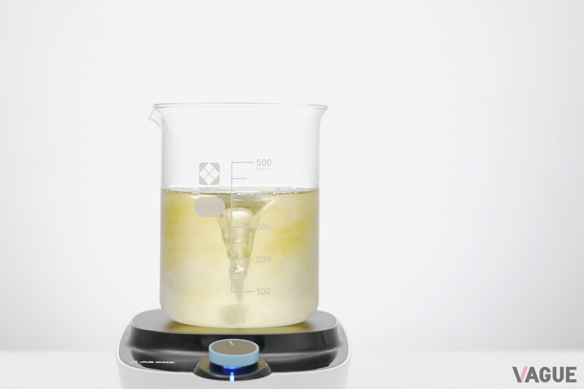 水にうがい薬を入れた液体にスプレーを噴射した実験2