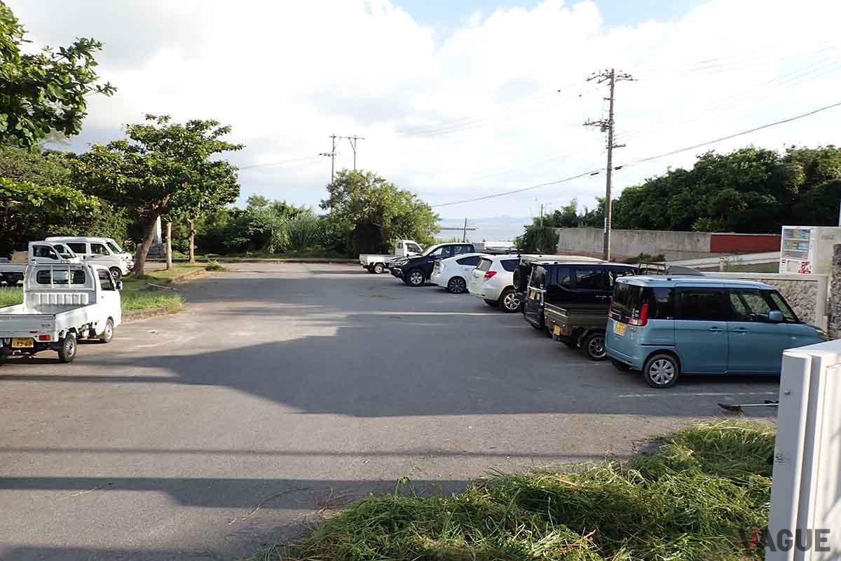 「瀬底島公園」の駐車場。この奥の坂道を歩き3分ほど降りたところが「アンチ浜」の入口となる