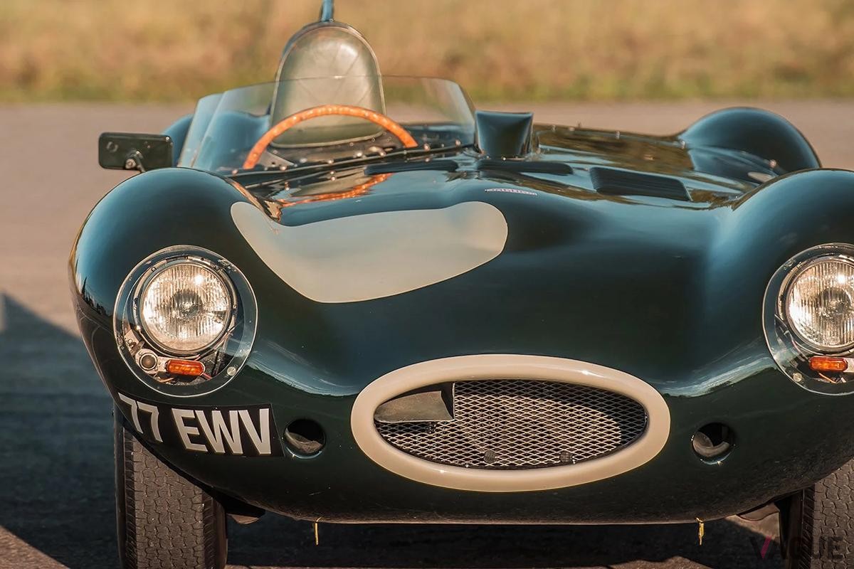 オークションに出品される予定の1956年式ジャガー「Dタイプ」